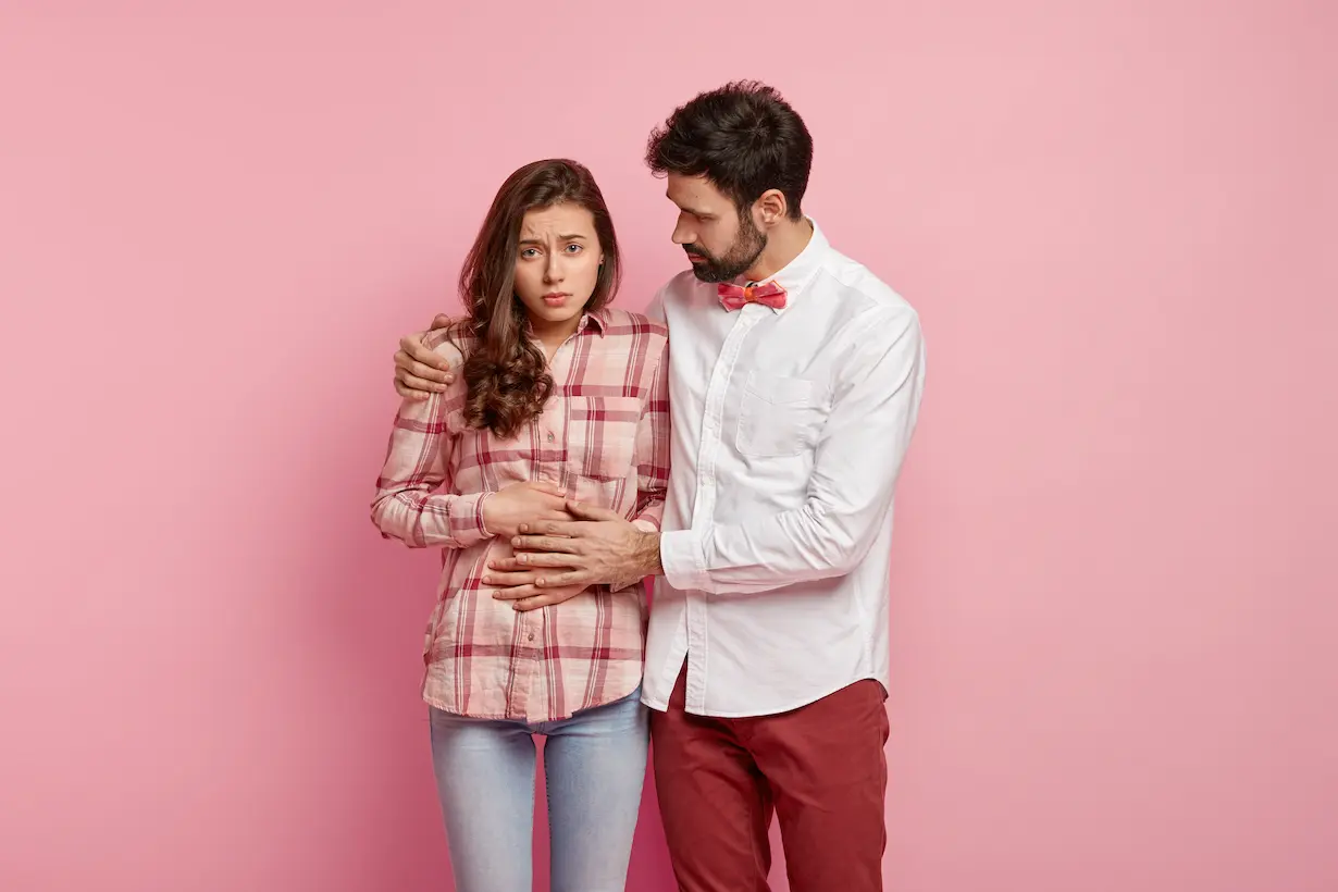 joven-y-mujer-posar-juntos